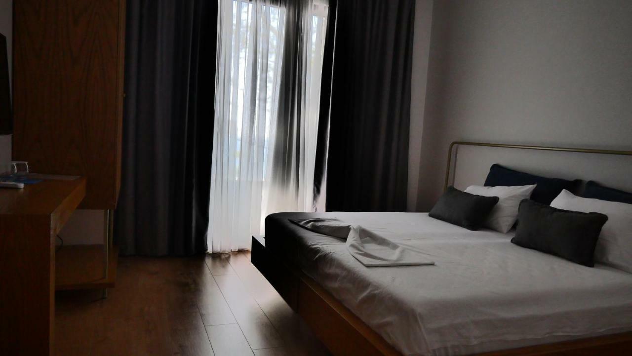 H&M Hotel Vlorë Exteriör bild